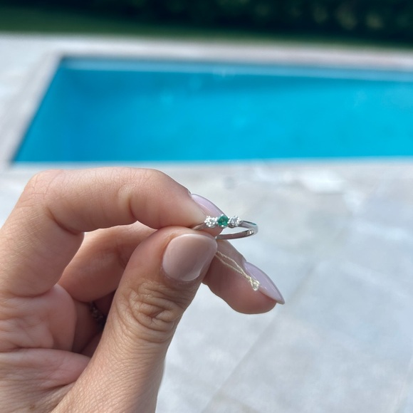 Diamond emerald simple ring - Picture 2 of 6